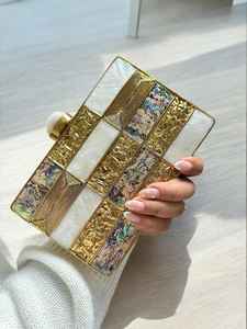 Elegante Bolso de Mano de Resina para Mujer con Construcción Duradera, Ligero y Perfecto para Fiestas, Accesorios para Mujer - Product Image 4