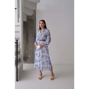 Robe élégante en mousseline de soie bleue à motifs floraux, coupe trapèze, col carré, taille naturelle, idéale pour les invitées de mariage - Product Image 5
