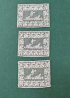 Tissu en voile de tulle avec bordure en dentelle brodée, logo en patch crème ivoire de luxe