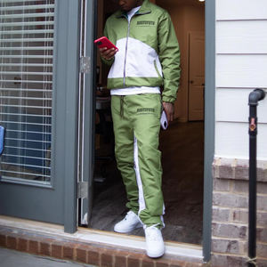 Ensemble <span class=keywords><strong>Survetement</strong></span> Homme de Course Coupe-Vent en Nylon, Deux Pièces, Design Tendance avec Logo Personnalisé, Pantalon Jogger et Veste Coupe-Vent 100% Nylon - Product Image 1