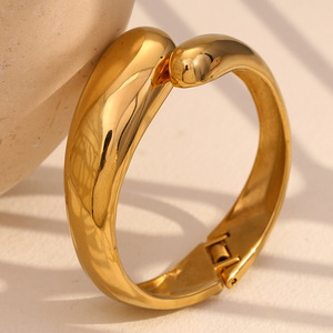 Bracelet ouvert en acier inoxydable plaqué or 18 carats de haute qualité avec moulage simple à double tête de serpent lisse pour cadeau - Product Image 4