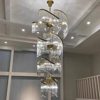 Lustre moderne de luxe doré avec grandes cristaux, exclusif pour usage domestique, à suspendre au plafond pour salon, villa, hall d'entrée, foyer