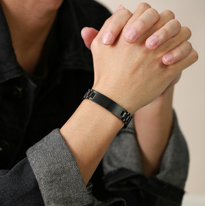 Brazalete de Acero Inoxidable Chapado en Oro PVD de 18k con Barra Grabada para Hombre |   Regalo de Cumpleaños Inspirador para Hijo de Papá y Mamá - Product Image 6