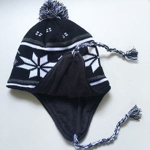 Catégorie de produit Bonnet rembourré en polaire à pompon garni à la mode et confortable - Product Image 2