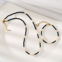Collier et bracelet minimalistes élégants en spinelle noire et perles blanches naturelles de style baroque, bijoux de main pour le bureau et les trajets quotidiens