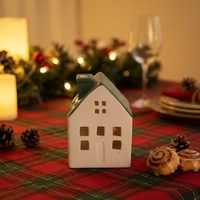 Europäischer Stil Keramik-Weihnachtshaus-Ornament Ausgehöhltes LED-Nachtlicht Winterdorf-Hütte Tischdekoration Weihnachts-Feiertagsdeko