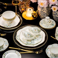 Exquisite Geschenkbox mit 60-teiligem Weißem Keramik-Geschirrset, Elegantes Blumendesign mit Goldverzierung, Teller und Schüsseln für Hochzeit und Einweihungsfeier