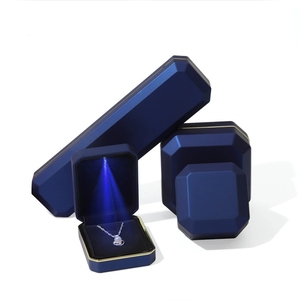 Boîte à bijoux rectangulaire de luxe sur mesure EVERWIN avec motif carré, éclairage LED et doublure en velours, disponible en OEM/ODM - Product Image 3