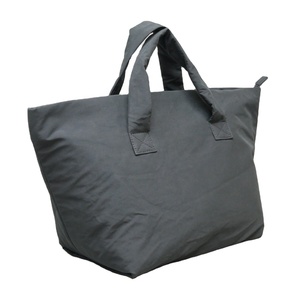 Sac fourre-tout en nylon noir grande capacité, léger, imperméable, sac à bandoulière de voyage, sac à main décontracté rembourré pour usage quotidien, gym, shopping - Product Image 2