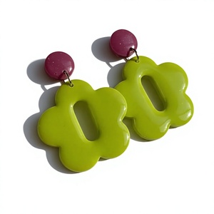 Boucles d'oreilles créoles fantaisie uniques en résine rouge sculptée, design côtelé en acrylique, bijoux tendance et élégants pour femmes, parfaits pour les soirées - Product Image 5