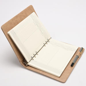 สมุดบันทึกสูตรอาหารแบบ<span class=keywords><strong>เติม</strong></span>ได้พร้อมแถบยางยืด |   <span class=keywords><strong>ท</strong></span>ี่ใส่ปากกาแบบห่วง 6 ห่วง |   สมุดบันทึกครัวปก PU พิมพ์โลโก้ตามสั่ง ขายส่ง - Product Image 4