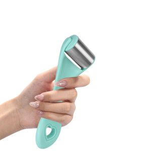 Rouleau de massage rafraîchissant en acier inoxydable pour le <span class=keywords><strong>visage</strong></span> et le corps - 19 cm avec poignée antidérapante (88g) - Product Image 3