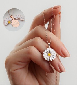 Collana con Ciondolo Rotante in Ottone Placcato Oro, Best Seller Mondiale, con Catena a Maglie per Occasioni Speciali - Product Image 3