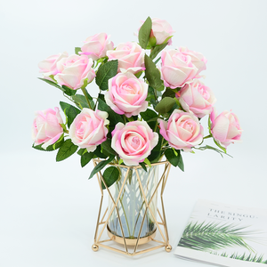 Rose Artificiali in Velluto per San Valentino, Decorazioni Sospese in Seta per Matrimoni e Feste a Tema Amore - Product Image 4