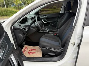 Voiture d'<span class=keywords><strong>occasion</strong></span> <span class=keywords><strong>Peugeot</strong></span> <span class=keywords><strong>308</strong></span> 1.6L Berline <span class=keywords><strong>Automatique</strong></span> Édition Luxe 2018 Conduite à Gauche Cuir Un Seul Propriétaire Titre Propre Historique Complet des Entretiens - Product Image 4