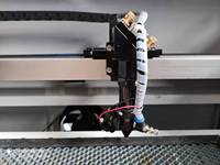 Machine de découpe laser CO2 à glissière interne / Machine de gravure laser CNC pour acrylique, cristal, PVC, cuir, caoutchouc, bois