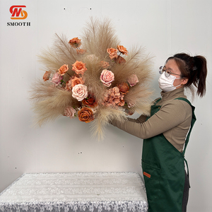 Boule de roses artificielles orange faites à la main LEDA pour événements, centre de table en plumes douces, toile de fond pour mariage - Product Image 2
