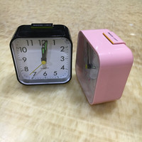 Horloge à Quartz Analogique Moderne pour Petit Bureau Chambre à coucher Silencieuse Aiguille Affichage Alarme Plastique Classique Horloge Murale de Table pour Lourd