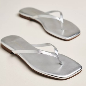 Sandali piatti <span class=keywords><strong>da</strong></span> <span class=keywords><strong>donna</strong></span> con cinturino sottile metallizzato, infradito alla moda, comodi e casual per l'estate e le vacanze al mare - Pronta Consegna - Product Image 1