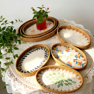 Plateau de rangement ovale en rotin avec motif floral peint de style bohème pour la cuisine, les fêtes et l'hôtellerie - Product Image 1