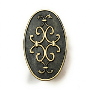 Poignée de tiroir décorative en métal ovale finition laiton antique avec fond noir et motif vintage ornemental - Product Image 1