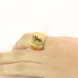 DUYIZHAO Bagues pour hommes en acier inoxydable 18MM <span class=keywords><strong>à</strong></span> large bande en or avec 26 lettres initiales de l'alphabet pour cadeau <span class=keywords><strong>à</strong></span> porter au quotidien - Product Image 2