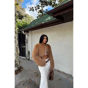 Manteau long en fausse fourrure de mouton, style vintage, grande taille, fermeture à bouton unique, tissu en laine teinte et imprimée, matière imitation soie - Product Image 3