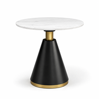 Mobilier moderne pour café et restaurant avec tables, chaises, banquettes et comptoir de bar sur mesure