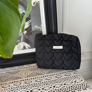Trousse de toilette matelassée avec cœur doux Sac à cosmétiques avec couture d'étiquettes LOGO Sacs de maquillage de grande capacité pour femmes Cadeau Voyage en plein air - Product Image 5
