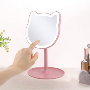 Miroir de maquillage LED rose en verre rétroéclairé avec motif de chat, sur pied pour salle de bain - Product Image 1