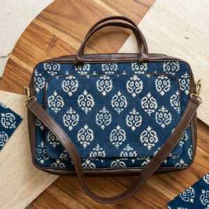 Bolso para portátil hecho a mano con estampado azul y cierre de cremallera, ecológico, profesional, para oficina y con correa. - Product Image 2
