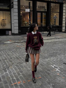 Свитер из полиэстера с вышивкой, свободного кроя, с круглым вырезом, с длинными рукавами, осенне-зимний, в мультяшном стиле, из серии «Медведи», омолаживающий - Product Image 4