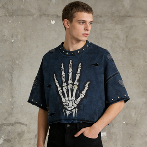 T-shirt da uomo 100% cotone traspirante con stampa serigrafica, oversize, lavata, blu navy, con stampa scheletro a mano, dettagli effetto distressed e rivetti, girocollo - Product Image 1