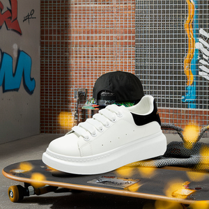 <span class=keywords><strong>Scarpe</strong></span> di Tendenza 2025 Piccole <span class=keywords><strong>Bianche</strong></span> da Uomo con Suola Spessa Primavera <span class=keywords><strong>e</strong></span> Autunno Rialzate Casual <span class=keywords><strong>Sportive</strong></span> da Uomo - Product Image 1