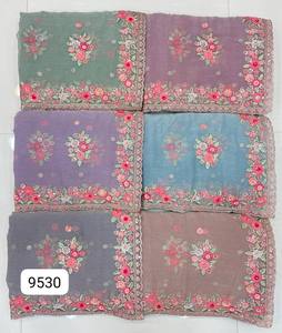 Saree blanc élégant avec chemisier lourd multi-séquences et travail de pierre pour adultes de tous âges et occasions - Product Image 1