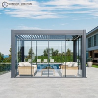 Moderne bioklimatische buiten-gazebo met lamellen, scherm, paviljoen, aluminium schuifdeur, serre, intrekbare pergola