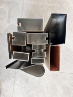 Tube carré creux en alliage d'aluminium avec placage bois décoratif et revêtement en zinc - Durable, résistant au feu et anticorrosion pour murs et sols