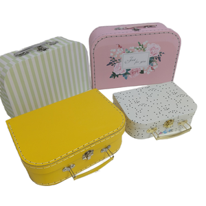 Scatola di <span class=keywords><strong>Cartone</strong></span> Personalizzata a Forma di Valigia con Laminazione Opaca e Goffratura per Giocattoli, Peluche e Calzini per Bambini - Product Image 2