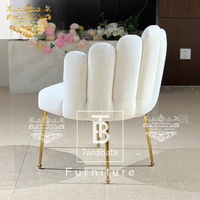 Chaise de salle à manger de restaurant en tissu blanc avec pieds en acier doré