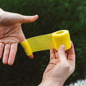 Bande de maintien adhésive respirante de 5 cm pour le sport, le football, et les poignées de maintien souples, hypoallergénique - Product Image 6