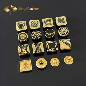 โรงงานกระดุมจินยี่ รับทำกระดุมโลหะผสมสังกะสีทรงสี่เหลี่ยมแบบกด 4 ส่วน ลายโลโก้แบรนด์ตามสั่ง สำหรับเสื้อผ้าแบบจุบบะห์และโธบ - Product Image 6