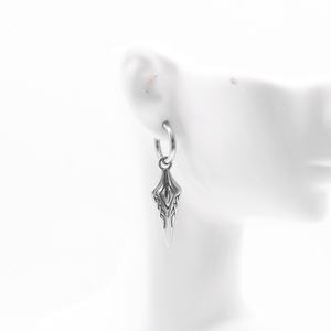 Boucles d'oreilles créoles huggie en acier inoxydable 316L hypoallergénique, avec breloque pointe de lance gravée style tribal, vintage, punk, gothique, pour hommes - Product Image 4