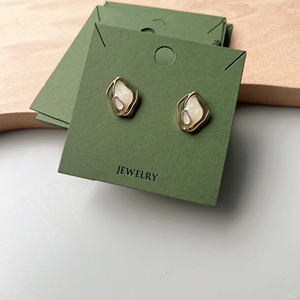 Carte de présentation de bijoux en papier personnalisée avec logo imprimé pour boucles d'oreilles et colliers, avec découpe sur mesure - Product Image 2
