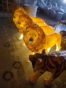 Lampe à motif artistique doré, apportant de la splendeur aux places publiques, aux jardins et aux célébrations en plein air, IP65 - Product Image 1