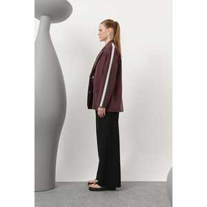 Blazer rayé pour femme en bordeaux avec bandes latérales blanches et fermeture à double boutonnage - Product Image 4