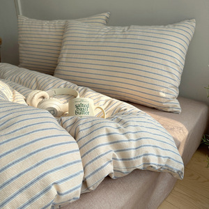 طقم سرير من أربع قطع من القطن العضوي المصبوغ والمغسول، مخطط، بدرجة الأمومة والرضاعة، يتضمن ملاءة سرير وغطاء لحاف، لراحة النوم العاري. - Product Image 1