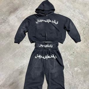 Ensemble survêtement épais 500 g/m² à double taille, coupe carrée, avec strass, délavé à l'acide et imprimé sérigraphié effet usé, comprenant un short de survêtement et un sweat à capuche - Product Image 3