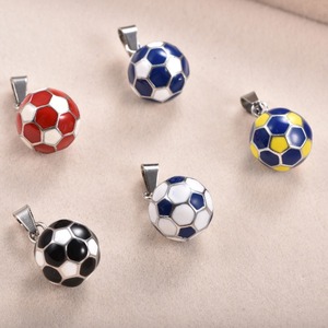 Pendentif de football vintage 3D en émail multicolore, breloque de football en acier inoxydable pour les fans de sport, collier cadeau - Product Image 1