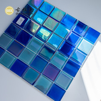 Tuiles de mosaïque en verre bleu irisé scintillant, style carré, finition brillante, idéales pour la décoration murale des hôtels en bord de piscine
