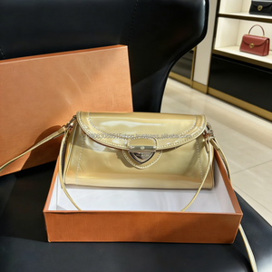 Sac à bandoulière vintage de créateur pour femme en cuir verni avec logo embossé et fermeture à rabat, idéal pour l'été – Vente en gros - Product Image 1